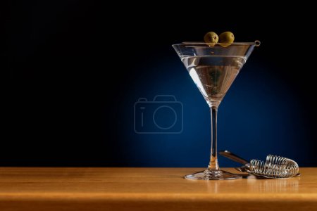 Cocktail Allure: Klassischer Martini-Cocktail auf einem Stehtisch mit Kopierraum