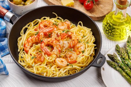 Téléchargez les photos : Une délicieuse pâte italienne ornée de crevettes au thym, créant une indulgence parfaite pour les fruits de mer - en image libre de droit