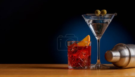 Téléchargez les photos : Attrait cocktail : Boissons magnifiquement disposées sur une table de bar avec espace de copie - en image libre de droit