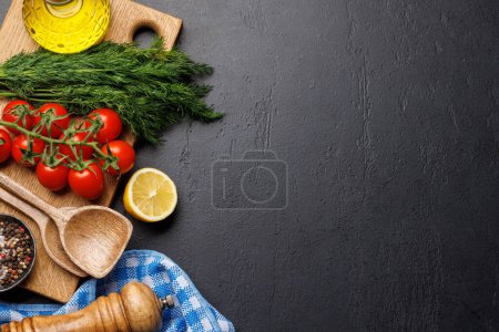 Téléchargez les photos : Scène culinaire : Tomates cerises, herbes et épices sur la table. Pose plate avec espace de copie - en image libre de droit