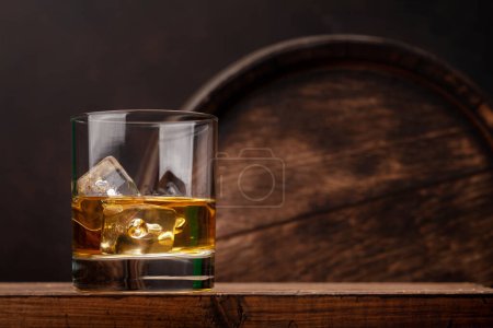 Foto de Vaso de whisky escocés y barril de madera viejo. Con espacio de copia - Imagen libre de derechos
