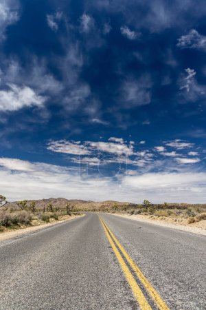 Téléchargez les photos : La perspective d'une route sans fin, le voyage et l'aventure vers une belle destination - en image libre de droit