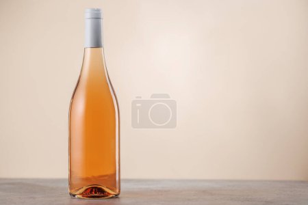 Foto de Botella de vino rosa en la mesa con espacio de copia - Imagen libre de derechos