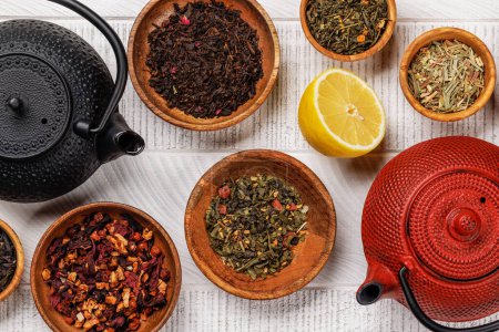 Téléchargez les photos : Une collection de différents thés nichés dans des bols en bois. Pose plate - en image libre de droit