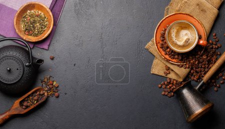 Téléchargez les photos : Affichage alléchant de grains de café torréfiés et de feuilles de thé sèches, accompagné d'une tasse à café expresso et d'une théière. Pose plate avec espace de copie - en image libre de droit