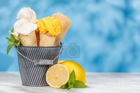 Foto de Helado refrescante en conos de gofre trata con un toque de sabor a limón picante - Imagen libre de derechos