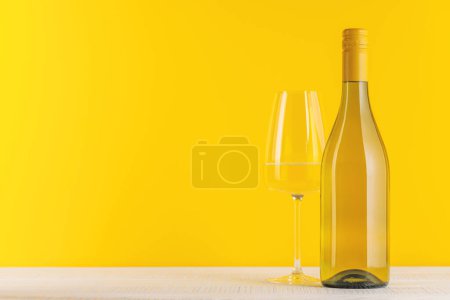 Téléchargez les photos : Bouteille de vin blanc sur la table avec espace de copie - en image libre de droit