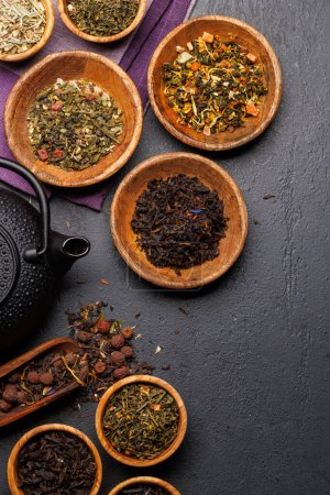 Foto de Una colección de varios tés enclavados en tazones de madera. Puesta plana - Imagen libre de derechos