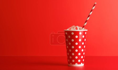 Téléchargez les photos : Coupe en papier avec cola et glace sur fond rouge, avec espace de copie - en image libre de droit