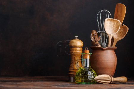 Foto de Fundamentos culinarios: Diversos utensilios de cocina en la mesa de la cocina. Con espacio de copia - Imagen libre de derechos