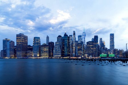 Foto de Manhattan skyline en Nueva York a través del río, mostrando la impresionante arquitectura y el paisaje urbano moderno al atardecer - Imagen libre de derechos