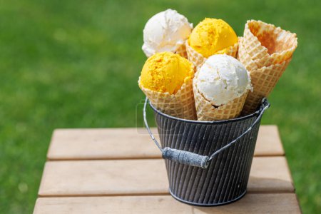 Téléchargez les photos : Saveurs variées de crème glacée dans de délicieux cônes de gaufres, un régal pour tous les papilles. Extérieur avec espace de copie - en image libre de droit