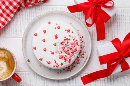 Foto de Cake with Heart Decor: Sweet Treat for Celebrations. Puesta plana - Imagen libre de derechos