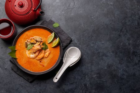 Téléchargez les photos : Soupe thaïlandaise Tom Yum aux fruits de mer et tisane. Pose plate avec espace de copie - en image libre de droit