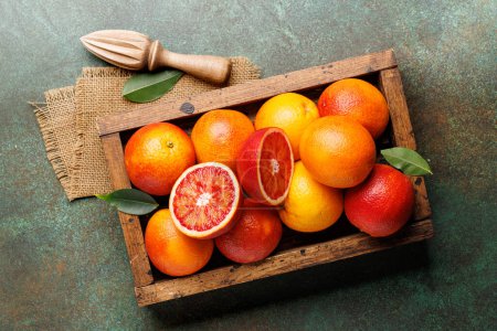 Téléchargez les photos : Oranges rouges fraîches en caisse de bois. Pose plate - en image libre de droit