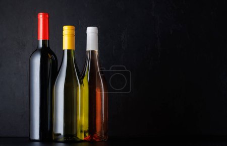 Téléchargez les photos : Diverses bouteilles de vin sur noir avec espace de copie - en image libre de droit