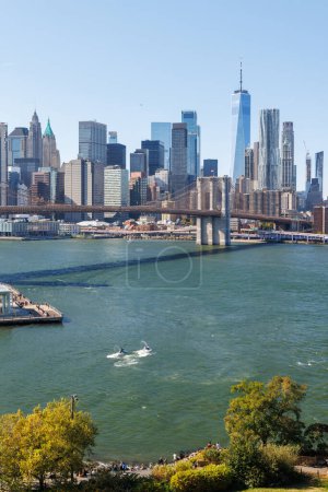 Téléchargez les photos : New York City skyline et Brooklyn bridge. Panorama des gratte-ciel de Manhattan - en image libre de droit