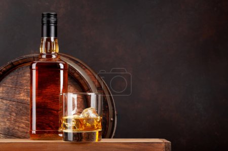 Téléchargez les photos : Bouteille de whisky écossais, verre et vieux tonneau en bois. Avec espace de copie - en image libre de droit