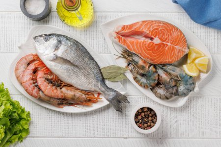 Téléchargez les photos : Plat de fruits de mer délice : Crevettes, saumon, huîtres à gogo. Pose plate - en image libre de droit