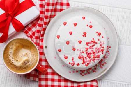 Téléchargez les photos : Gâteau avec décor de coeur : Doux régal pour les célébrations. Pose plate - en image libre de droit