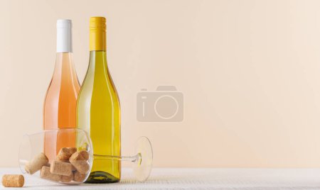 Foto de Botellas de vino blanco y rosa en la mesa con espacio para copiar - Imagen libre de derechos