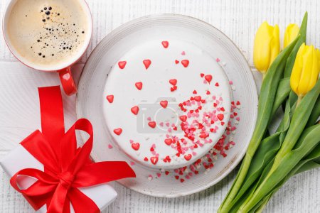 Téléchargez les photos : Gâteau avec décor de coeur : Doux régal pour les célébrations. Pose plate - en image libre de droit