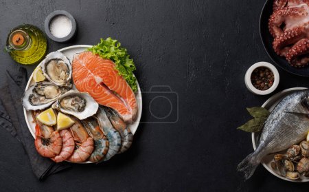 Téléchargez les photos : Plat de fruits de mer délice : Crevettes, saumon, huîtres à gogo. Pose plate avec espace de copie - en image libre de droit