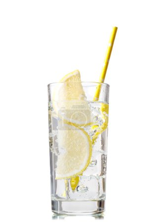 Téléchargez les photos : Cocktail tonique gin avec glace dans un verre isolé sur fond blanc - en image libre de droit