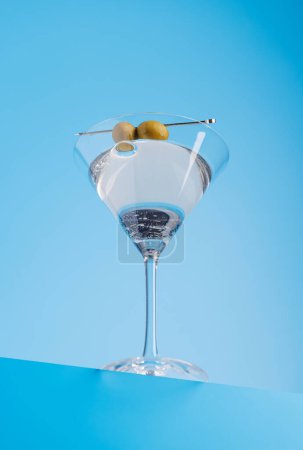 Delicia cóctel: Martini clásico sobre un fondo azul fresco