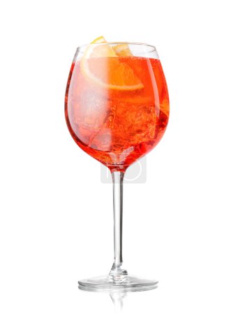 Aperol Spritz Cocktail mit Orangenscheibe und Eis isoliert auf Weiß