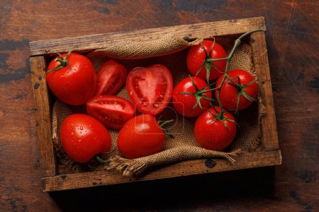 Foto de Tomates frescos en caja. Puesta plana - Imagen libre de derechos