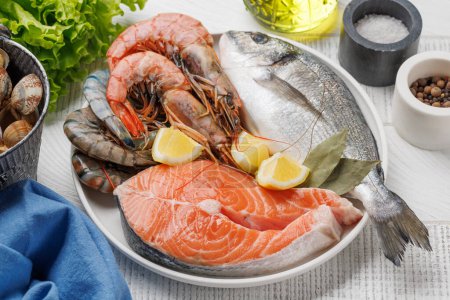 Téléchargez les photos : Plat de fruits de mer délice : Crevettes, saumon, huîtres à gogo - en image libre de droit
