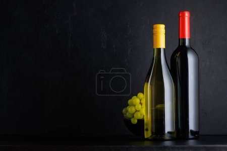 Téléchargez les photos : Diverses bouteilles de vin sur noir avec espace de copie - en image libre de droit