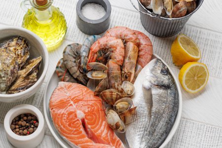 Téléchargez les photos : Plat de fruits de mer délice : Crevettes, saumon, huîtres à gogo - en image libre de droit
