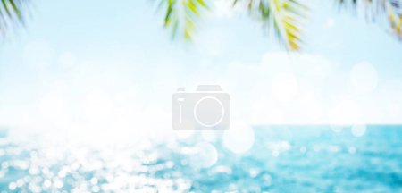 Téléchargez les photos : Paysage marin ensoleillé flou avec soleil, mer, feuilles de palmier et espace de copie - en image libre de droit