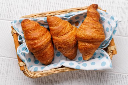 Foto de Croissants frescos en cesta. Puesta plana - Imagen libre de derechos