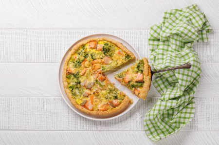 Téléchargez les photos : Tarte maison au poisson frais avec saumon et brocoli. Pose plate - en image libre de droit