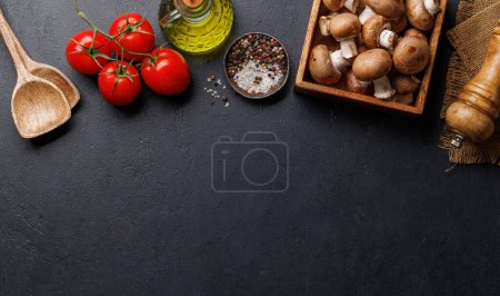 Téléchargez les photos : Épices, huile d'olive, ingrédients et ustensiles sur la table de cuisson. Pose plate avec espace de copie - en image libre de droit