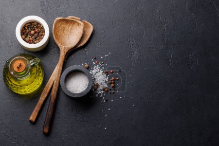 Foto de Especias, aceite de oliva y utensilios en la mesa de cocción. Piso con espacio de copia - Imagen libre de derechos