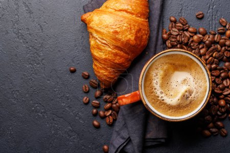 Téléchargez les photos : Café cappuccino et croissant frais sur table en pierre. Pose plate avec espace de copie - en image libre de droit