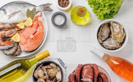 Foto de Delicia plato de mariscos: camarones, salmón, ostras en abundancia y botellas de vino. Con espacio de copia - Imagen libre de derechos