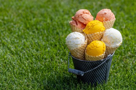 Foto de Surtido de sabores de helado en deliciosos conos de gofres, un regalo para todos los papilas gustativas. Exterior con espacio de copia - Imagen libre de derechos