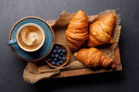 Téléchargez les photos : Café cappuccino et croissants frais sur table en pierre. Pose plate - en image libre de droit