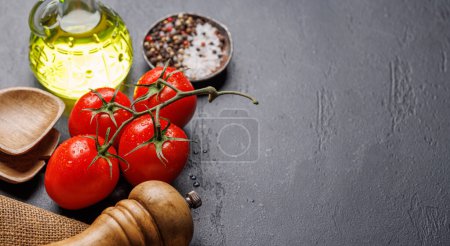 Foto de Especias, aceite de oliva, ingredientes y utensilios en la mesa de cocción. Con espacio de copia - Imagen libre de derechos