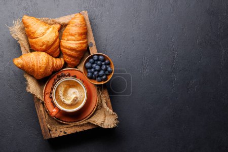 Téléchargez les photos : Café cappuccino et croissants frais sur table en pierre. Pose plate avec espace de copie - en image libre de droit