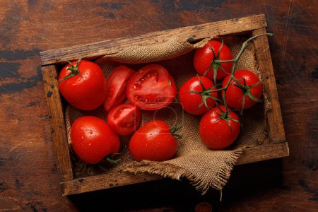 Foto de Tomates frescos en caja. Puesta plana - Imagen libre de derechos