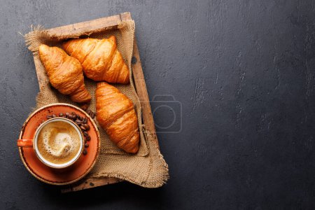 Téléchargez les photos : Café cappuccino et croissants frais sur table en pierre. Pose plate avec espace de copie - en image libre de droit