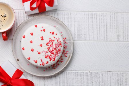Foto de Cake with Heart Decor: Sweet Treat for Celebrations. Piso con espacio de copia - Imagen libre de derechos