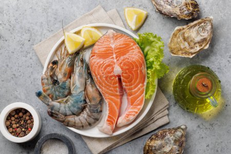 Téléchargez les photos : Plat de fruits de mer délice : Crevettes, saumon, huîtres à gogo. Pose plate - en image libre de droit
