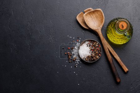 Foto de Especias, aceite de oliva y utensilios en la mesa de cocción. Piso con espacio de copia - Imagen libre de derechos